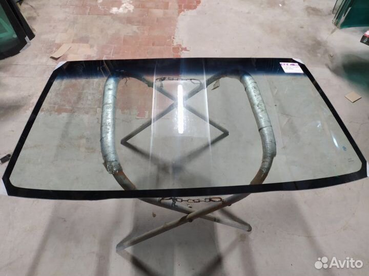 Стекло лобовое переднее Nissan Terrano WD21