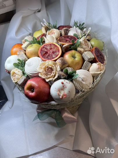 Букет из фруктов и сладостей