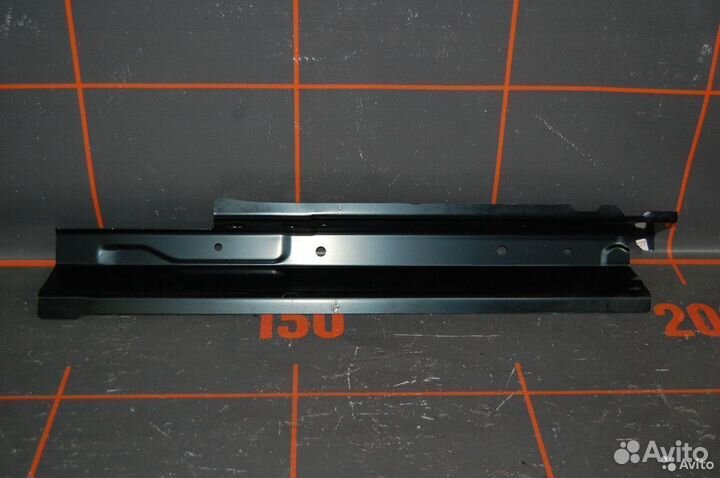 Поперечина пола задняя правая - Toyota Hilux 8