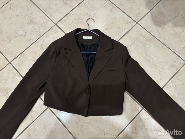 Укороченный пиджак женский