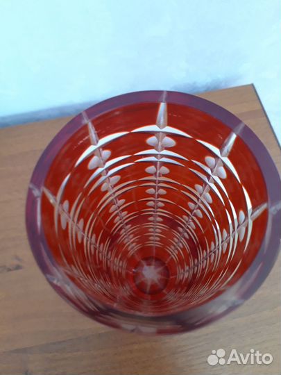 Ваза из красного стекла