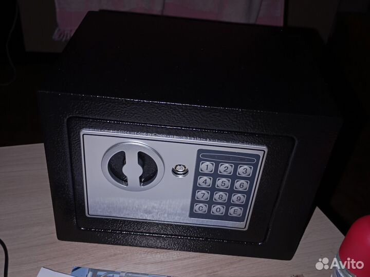 Сейф металлический