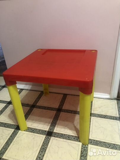 Детский столик для настольных игр