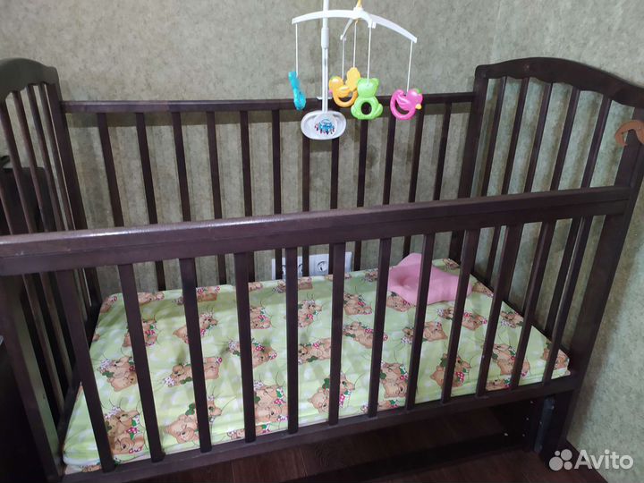 Детская кроватка с продольным маятником