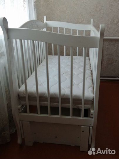 Детская кроватка с маятником и ящиком