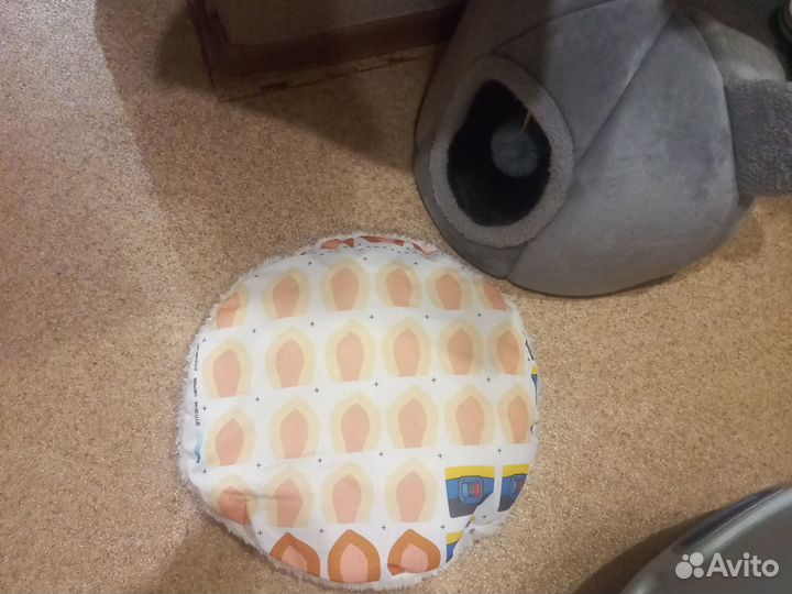 Спальник для кошки с подушкой и игрушкой