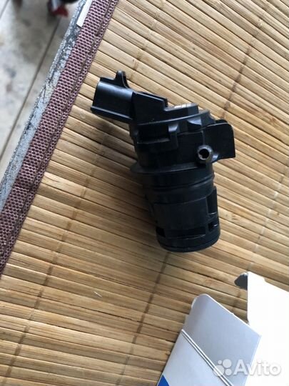 Насос омывателя лобового стекла на автомобиль Мазд