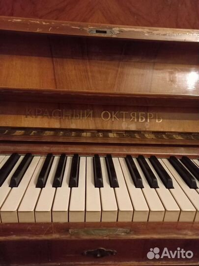 Пианино красный октябрь