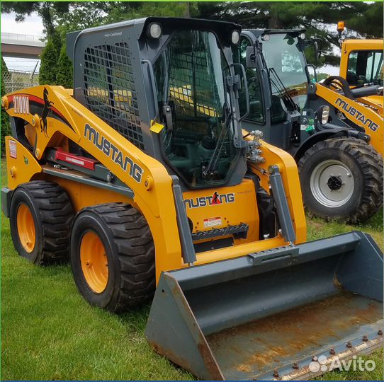 Левое стекло на мини-погрузчик Mustang 1900 2700 3300