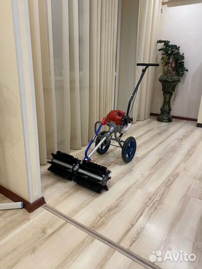 Бензиновый подметальщик емр-32