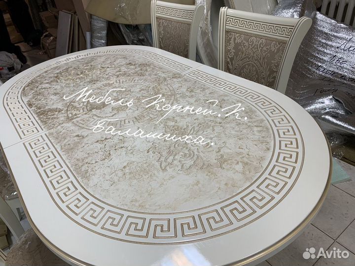 Стол Версаче с мраморным рисунком новый