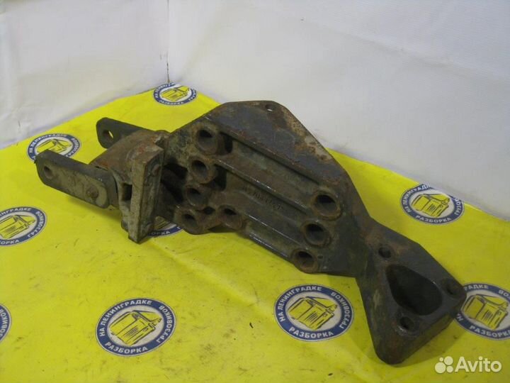 Кронштейн передней рессоры задний правый 20929095