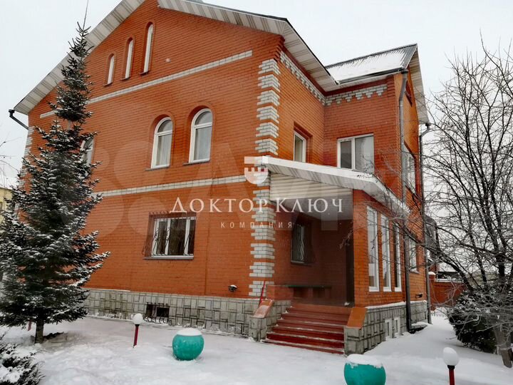 Коттедж 554 м² на участке 11 сот.