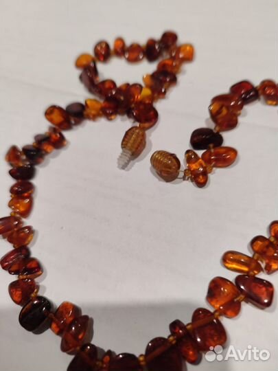 Красивые янтарные бусы