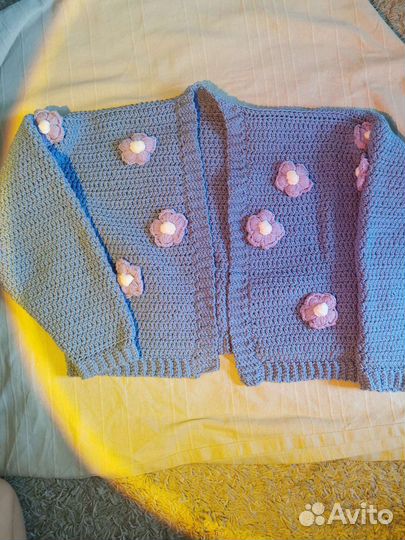 Кардиган с объёмными цветами ручной работы