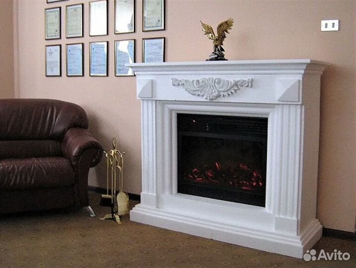 Декоративный камин, фигуры, колонны, интерьер