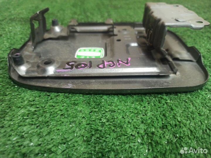 Лючок топливного бака Toyota Ractis NCP105