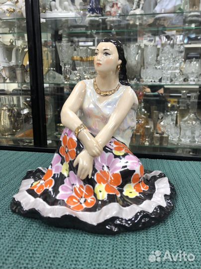 Фарфоровая статуэтка Цыганка Дулево