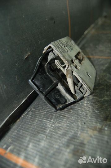 Верхняя часть замка капота - Skoda Rapid