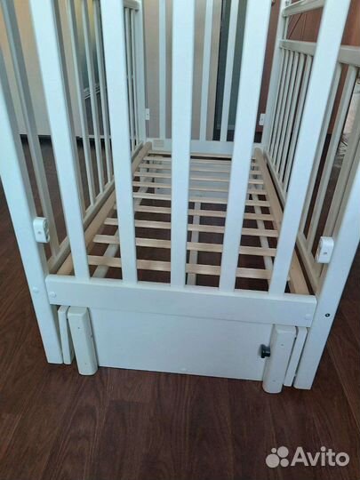 Детская кроватка с маятником