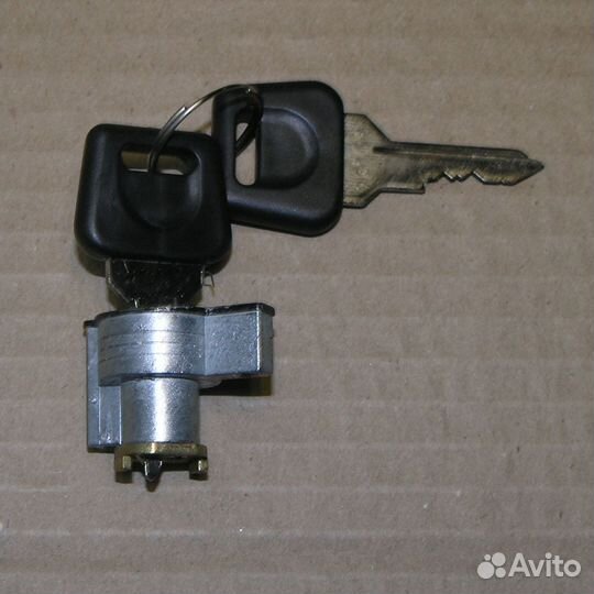 Личинка замка двери маз старого образца (замок ижк