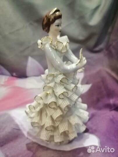 Статуэтка фарфоровая