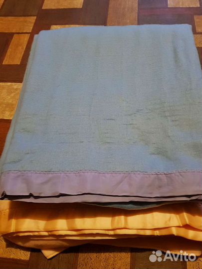 Пледы и покрывало новые