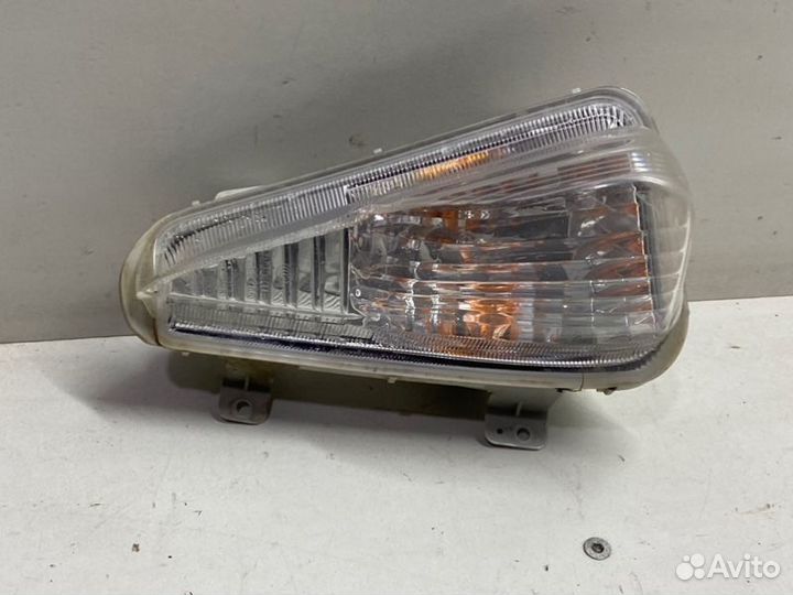 Поворотник в бампер передний левый Toyota Camry