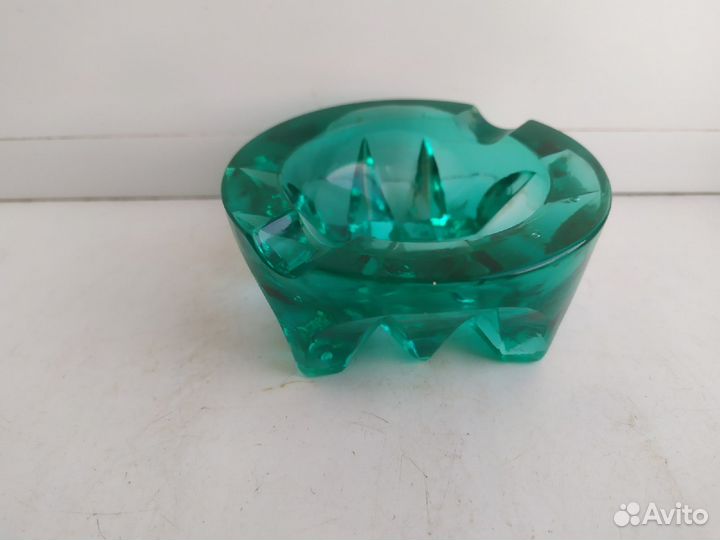 Пепельница старинная, изумрудное зеленое стекло