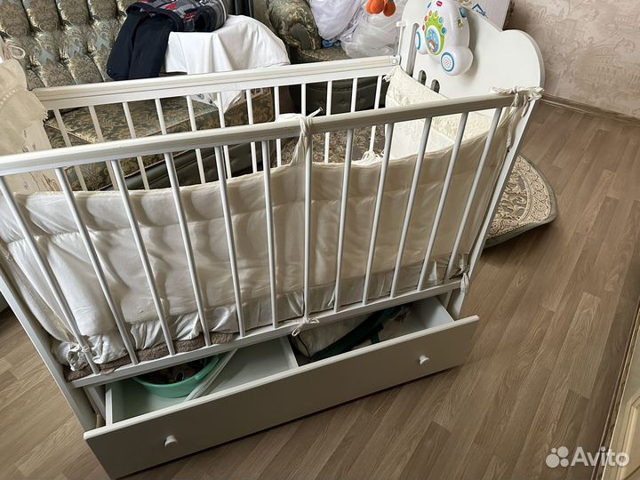 Детская кроватка с маятником