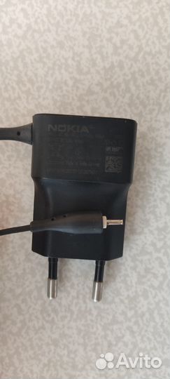 Телефон и зарядные устройства для телефонов