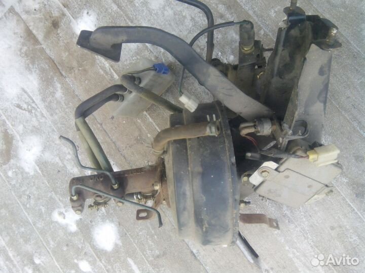 На Мицубиси Canter вакуумный усилитель тормозов и