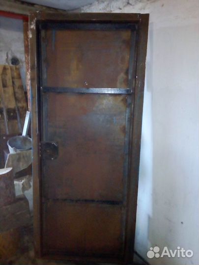 Продам металлическую дверь