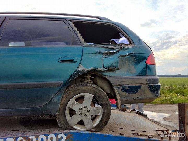 Toyota Avensis 1.8 МТ, 1998, битый, 260 000 км