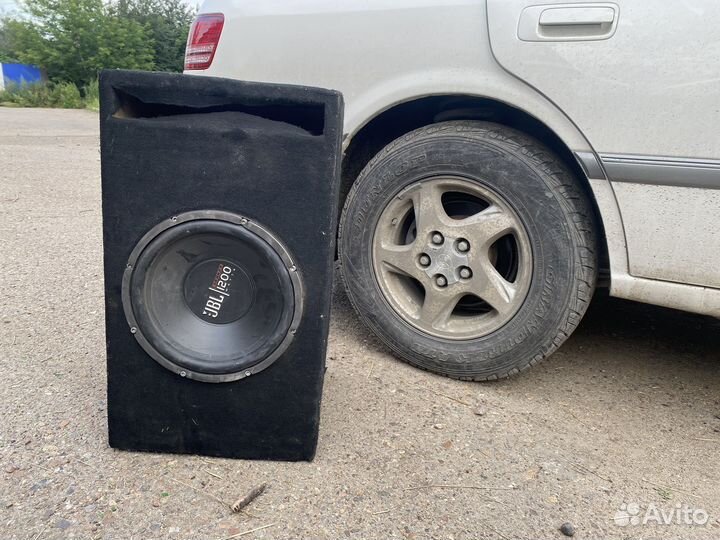 Сабвуфер и усилитель в автомобиль