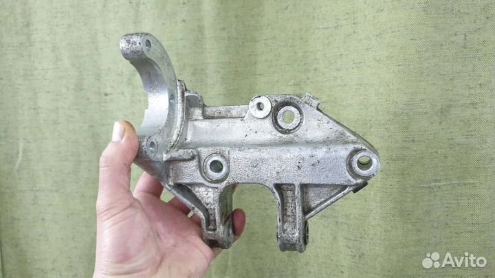Кронштейн насоса гура лада приора