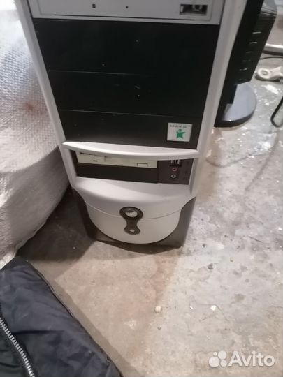 Системный блок с монитором
