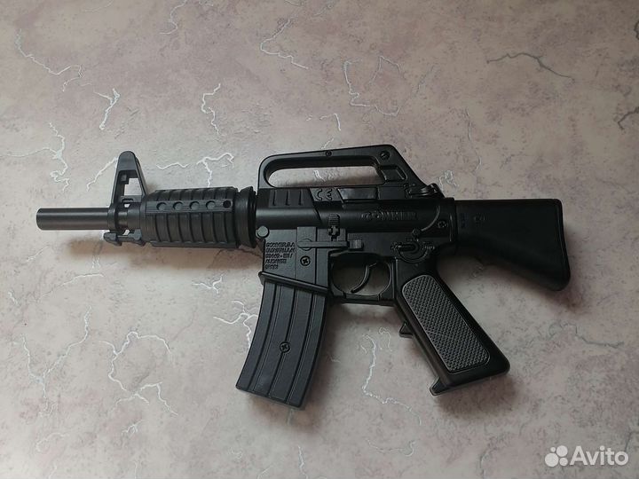 Автомат (М4) стреляет пистонами