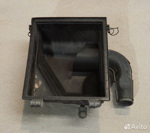 Корпус воздушного фильтра VW Golf 3 (нижняя часть)