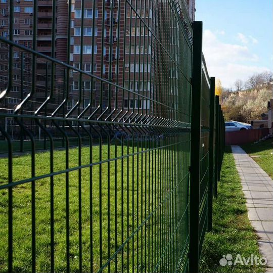 Заборы возле многоквартирных домов в Болгаре