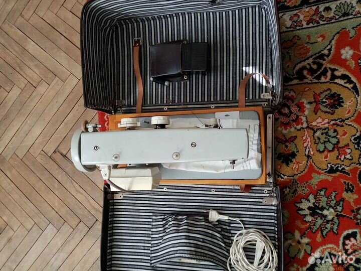 Швейная машина 