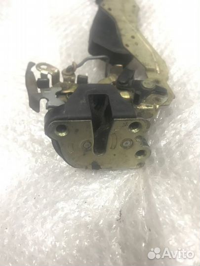 Замок двери задний левый Toyota Corolla Ceres