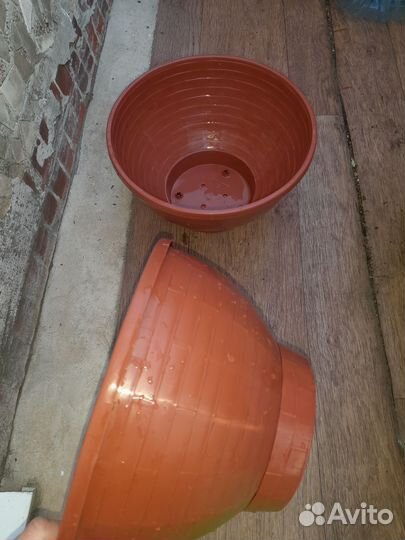 Большой цветочный горшок и маленькие