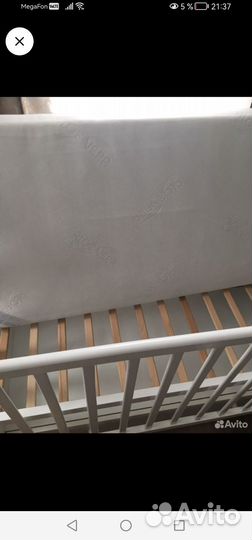 Детская кроватка с маятником белая