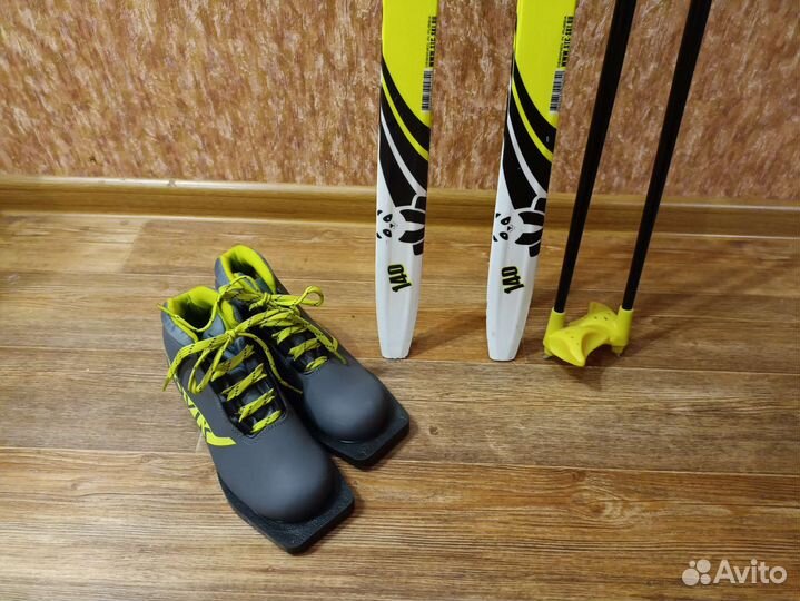 Беговые лыжи + палки + ботинки 38 р
