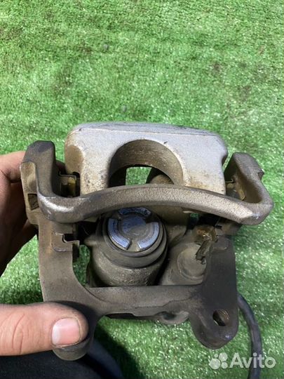 Суппорт тормозной задний левый Volkswagen Passat