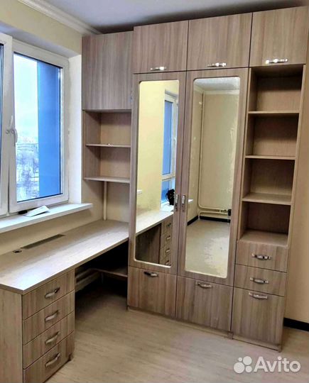 Рабочая зона в углу у окна