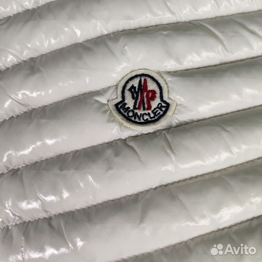 Глянцевая жилетка Moncler