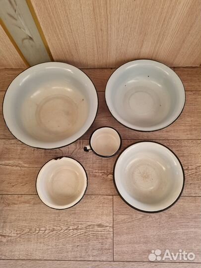 Тазики эмалированные и кружка