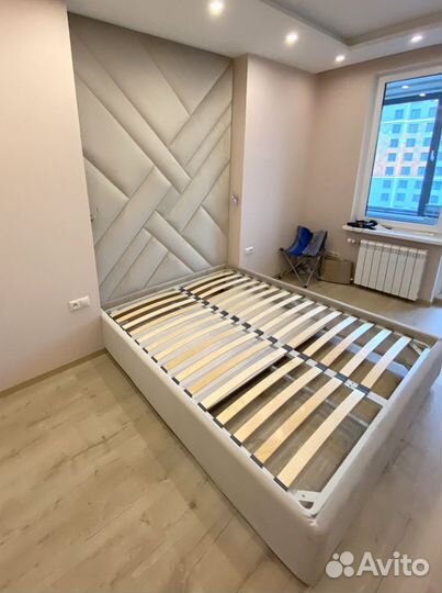 Мягкие стеновые панели, панели серые и кровать